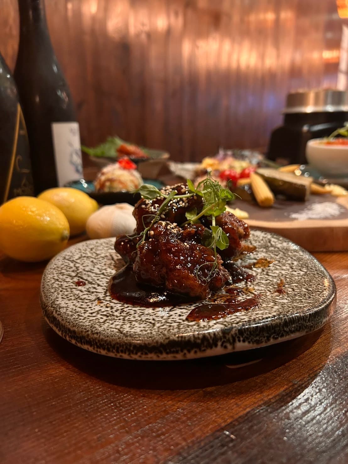炭火で焼き上げた鶏料理の一皿